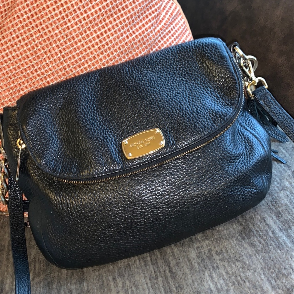 Michael Kors all leather with several pockets.